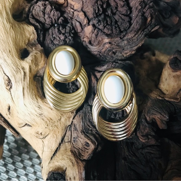 Vintage 80’s Costume Gold Tone & Cream Oval Geometric Post 1.5 in Earrings - Picture 5 of 7